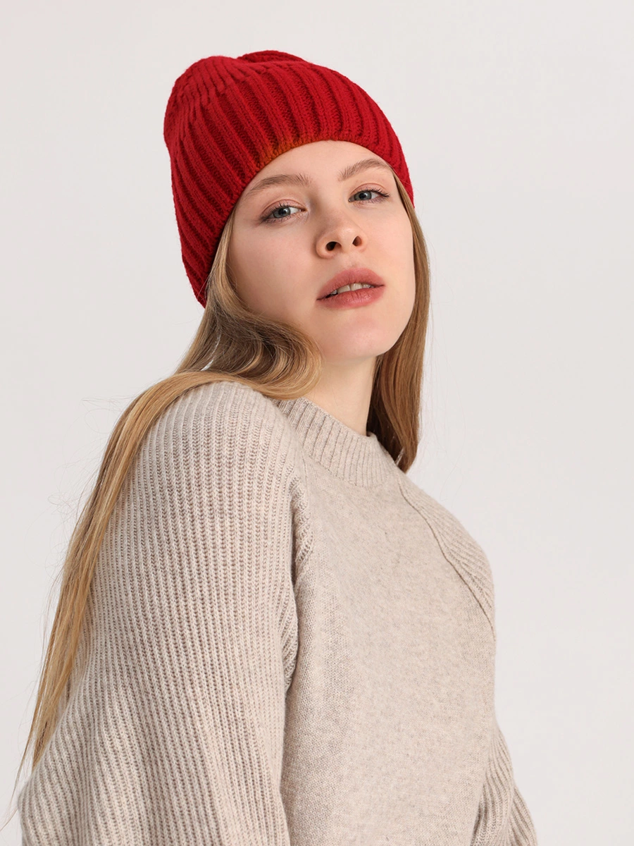 Красная вязаная шапка-бини